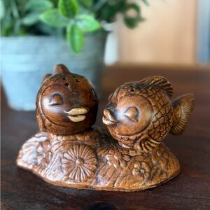 {Treasure Craft} Cermaic “kissing fish” salt & pepper shakers